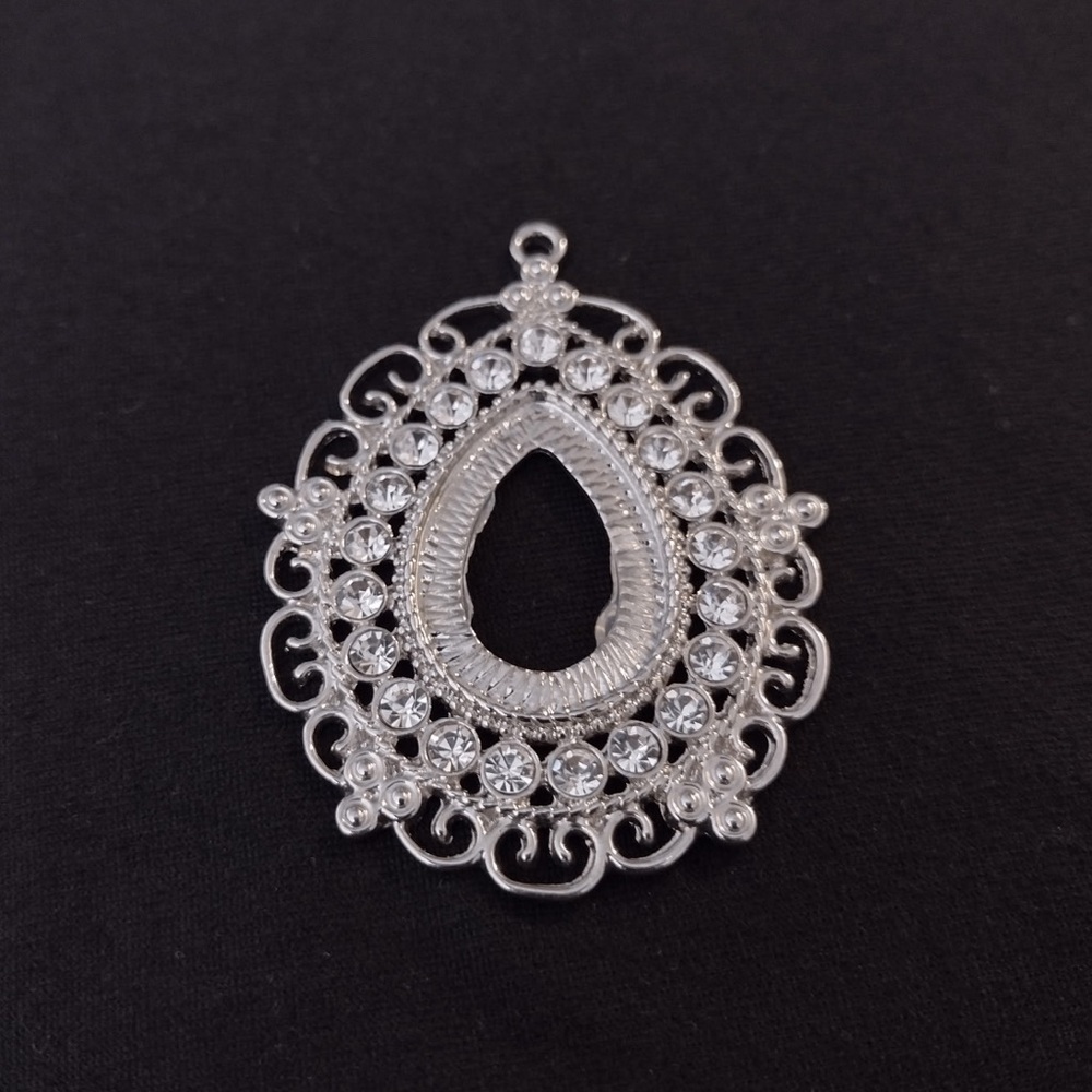 Beautiful Silvertone Pendant - Picture 3 of 6